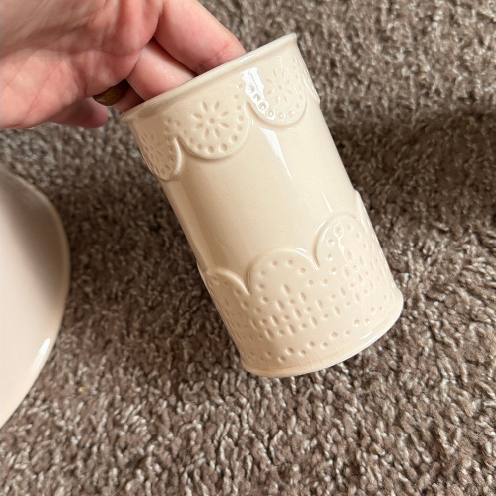 Scalloped Wastebasket 🧺 - Picture 6 of 8